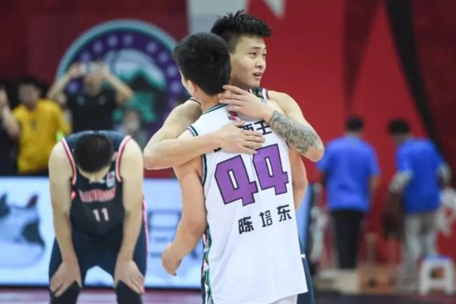 Zhao Rui is in the first half of the game, he cut 21 points! Guangdong team won the second victory of the semi-finalization