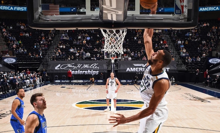 10 consecutive victories! The jazz team defeated the Single-foot-owned Skille Skille in the West 30 points + 4 rebounds +6 assists Clarkson 31 points +7 rebounds