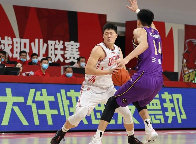 At the end of the key, Qingdao continuously three points! The Qingdao team defeated the North Control Team North Control in 106-99.