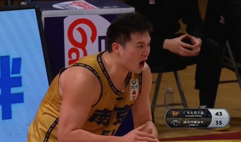 The CBA regular season Guangdong men’s basketball team and Nanjing Tongyu’s fighting in Guangdong’s firepower, Morrte, many offensive, was uncomfortable by Su Wei
